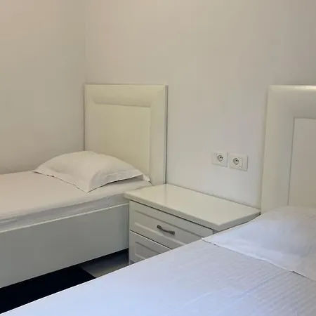 Vakantiehuis Near Beach, With Garden Golem (Tirana)