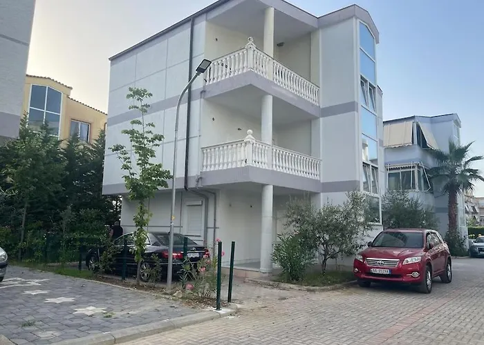 Near Beach, With Garden 度假居